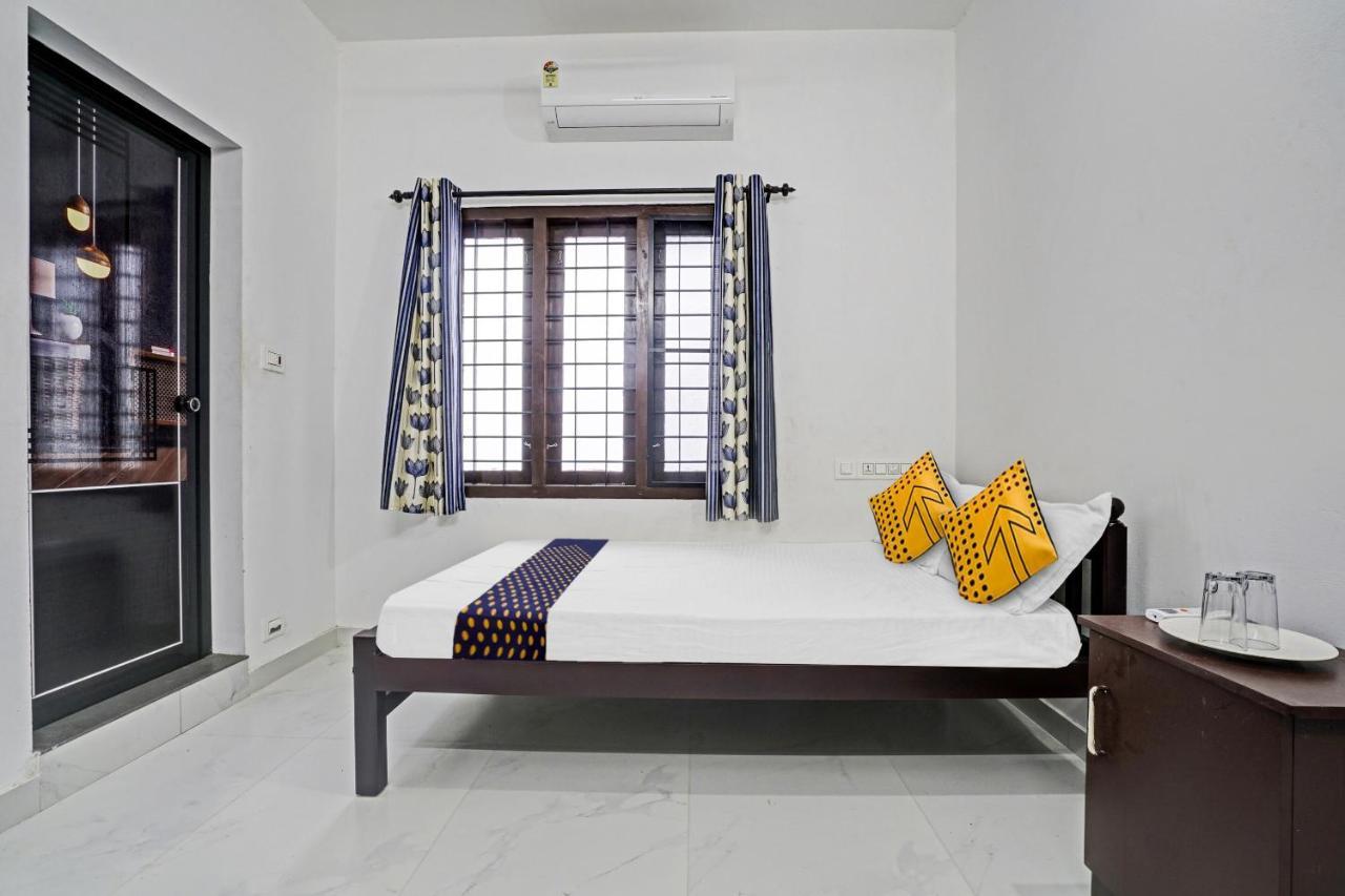 Spot On Blissful Villa Kochi Exterior foto